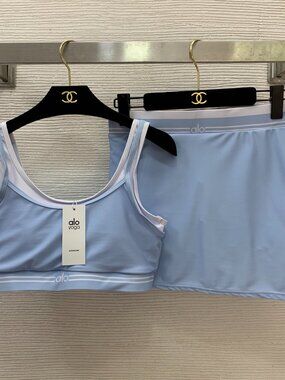 Alo Yoga solid color sports bra with logo + sports skirt, size S